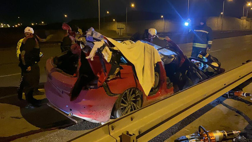 Kocaeli'de feci kaza, tıra çarpan araba hurdaya döndü: Ölü ve yaralılar var