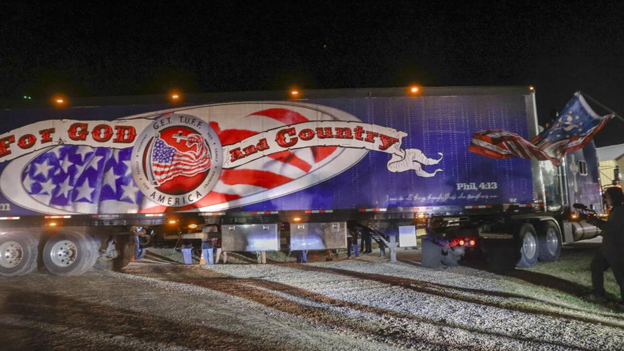 Gerilim artıyor... Yüzlerce kamyon ve TIR, Teksas-Meksika sınırına akın etti