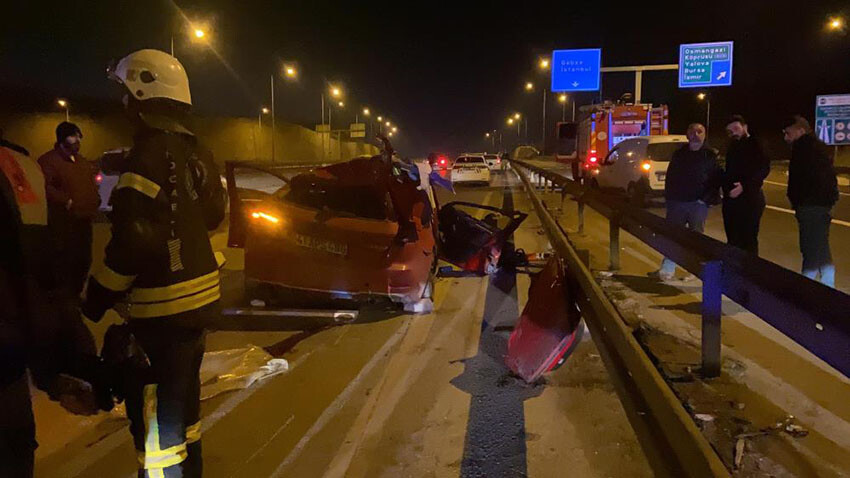 Kocaeli'de feci kaza, tıra çarpan araba hurdaya döndü: Ölü ve yaralılar var