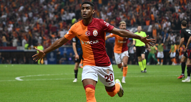 Altay Bayındır'dan Okan Buruk'a 10 numara hediyesi! 27 milyon euroluk orta sahayı Galatasaray'a gönderiyor