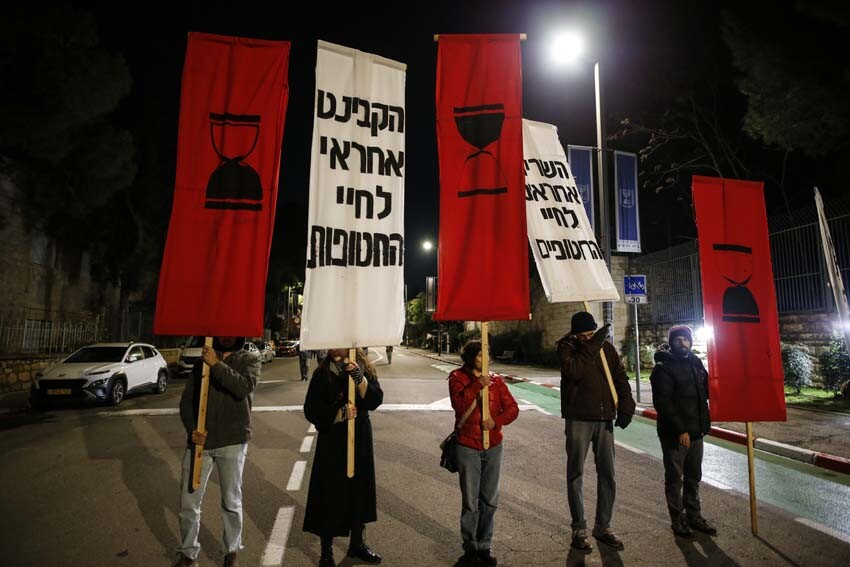 İsrailli binlerce kişi sokaklarda: Netanyahu istifa, savaşa hayır