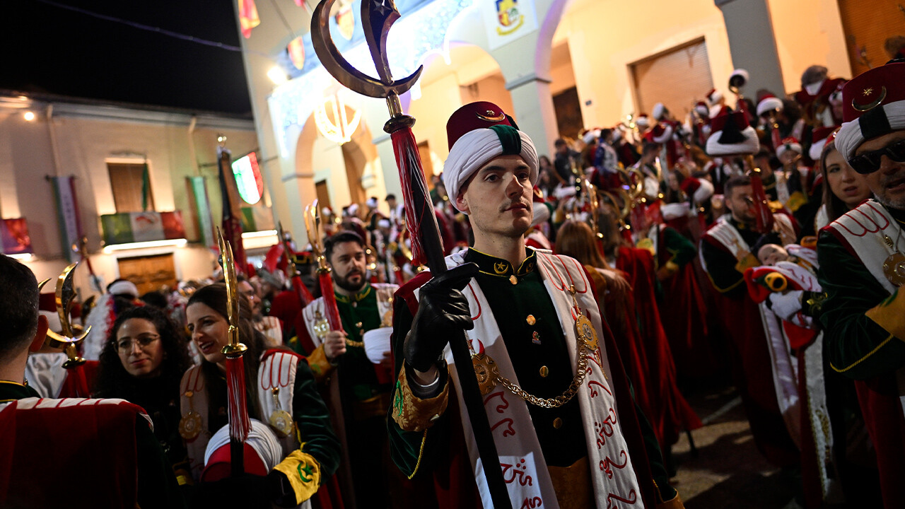 İspanya'da Los Turcos rüzgarı! Ünlü festivalin en kalabalık grubu Türkler oldu