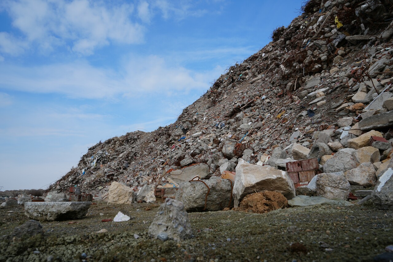 6 Şubat depremlerinin yıldönümüne doğru... Malatya'da hayallerin altında kaldığı 'enkaz dağları'
