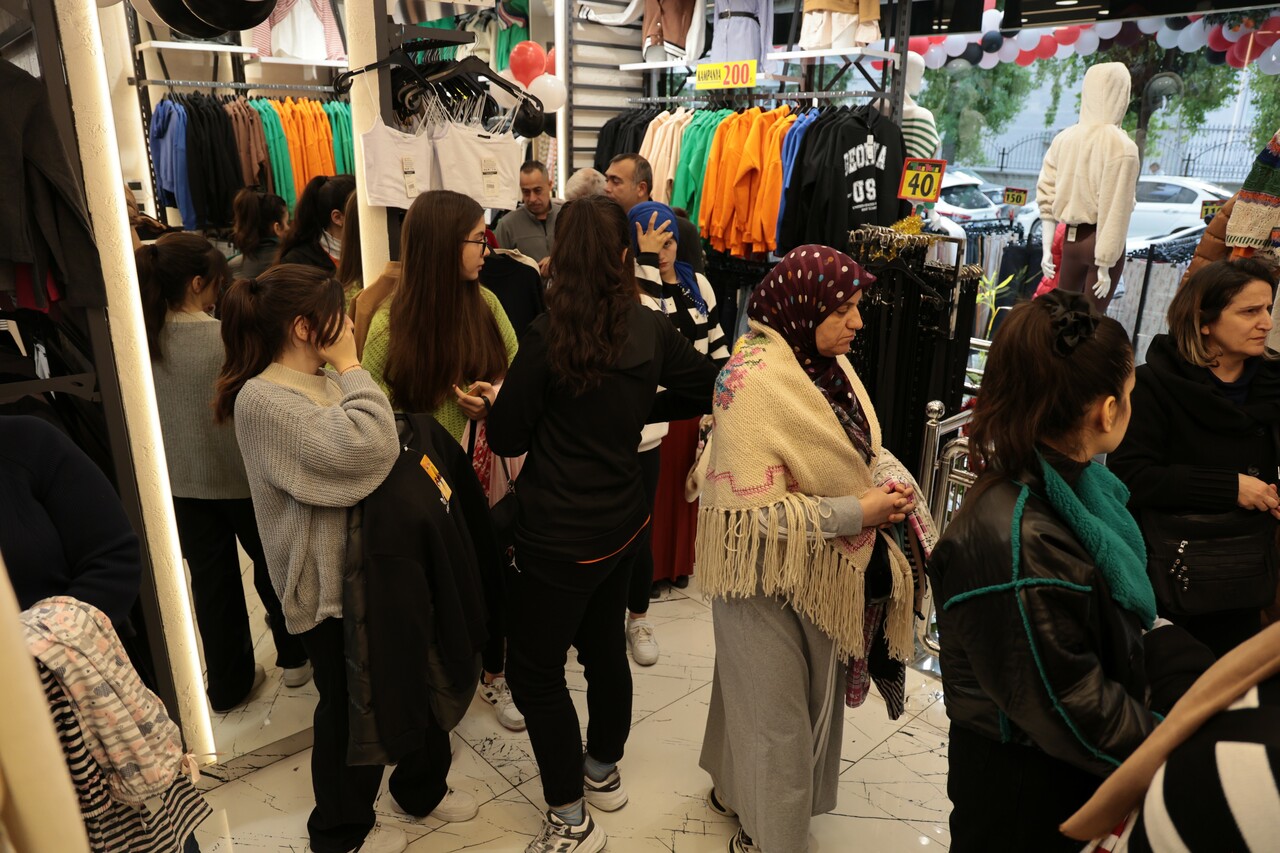 Adana'da indirim izdihamı! Pijama almak için birbirleriyle yarıştılar Adana'da indirim izdihamı! Pijama almak için birbirleriyle yarıştılar
