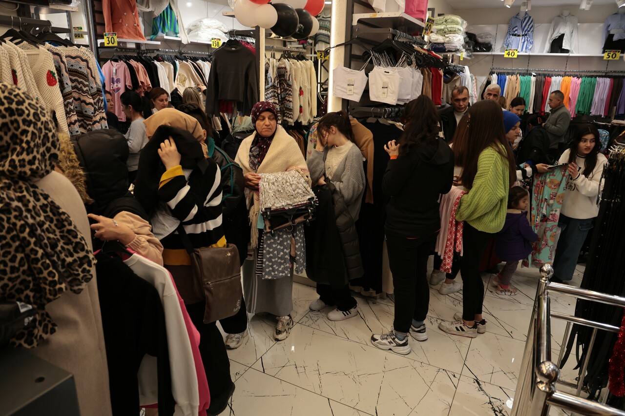 Adana'da indirim izdihamı! Pijama almak için birbirleriyle yarıştılar Adana'da indirim izdihamı! Pijama almak için birbirleriyle yarıştılar