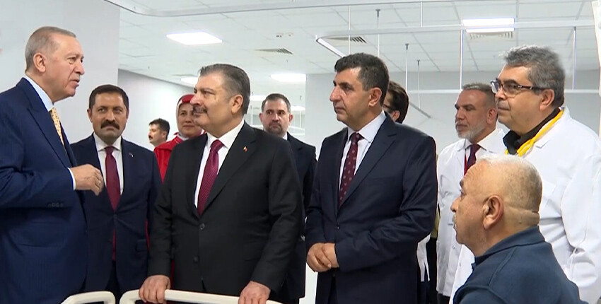 Sürpriz ziyaret! Karşılarında Cumhurbaşkanı Erdoğan'ı gören hastalar sevinç yaşadı Sürpriz ziyaret! Karşılarında Cumhurbaşkanı Erdoğan'ı gören hastalar sevinç yaşadı