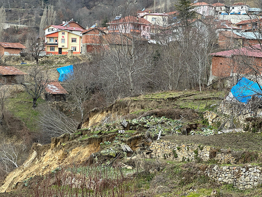 Tokat'ta 4 gün arayla 2 heyelan! 39 hane boşaltıldı Tokat'ta 4 gün arayla 2 heyelan! 39 hane boşaltıldı