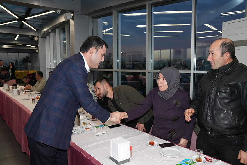 Murat Kurum ve vatandaşlar arasında samimi sohbet: 'Buradan senin duanı almadan çıkmayacağım' Murat Kurum ve vatandaşlar arasında samimi sohbet: 'Buradan senin duanı almadan çıkmayacağım'