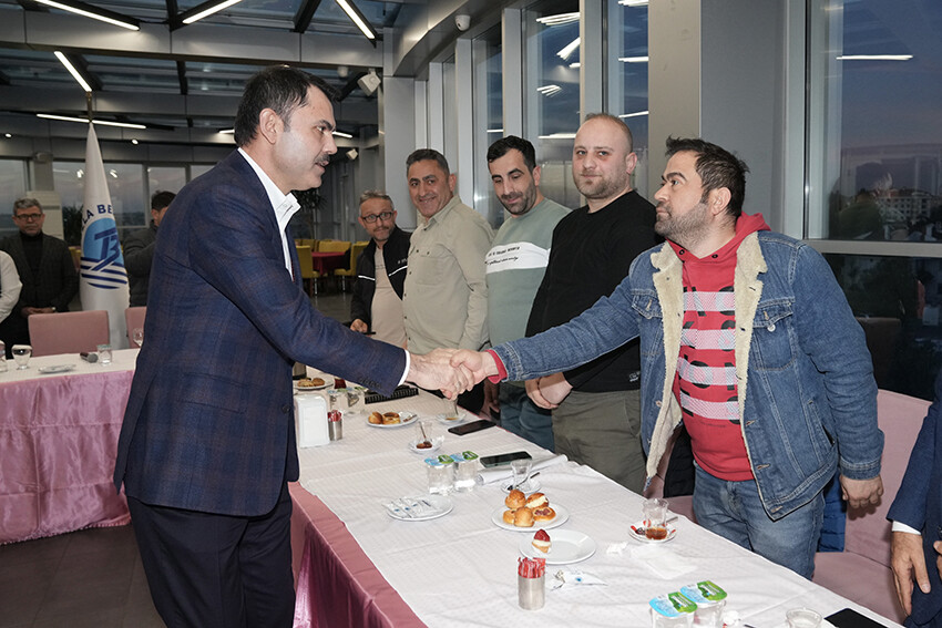 Murat Kurum ve vatandaşlar arasında samimi sohbet: 'Buradan senin duanı almadan çıkmayacağım' Murat Kurum ve vatandaşlar arasında samimi sohbet: 'Buradan senin duanı almadan çıkmayacağım'