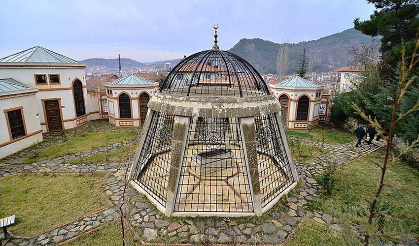 Programı iptal edilen İskilipli Atıf Hoca'nın kabrine ziyaretçi akını Programı iptal edilen İskilipli Atıf Hoca'nın kabrine ziyaretçi akını