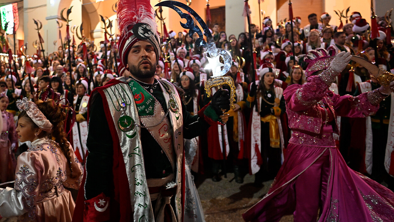 İspanya'da Los Turcos rüzgarı! Ünlü festivalin en kalabalık grubu Türkler oldu