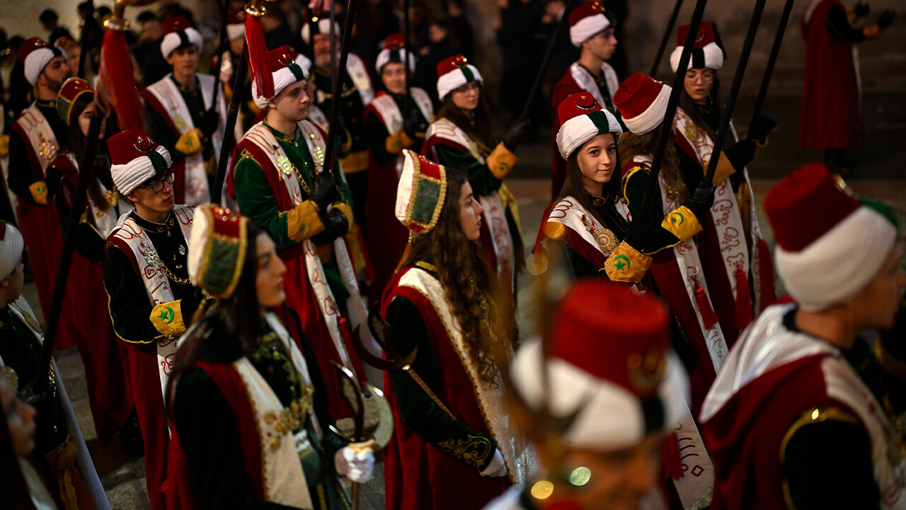 İspanya'da Los Turcos rüzgarı! Ünlü festivalin en kalabalık grubu Türkler oldu
