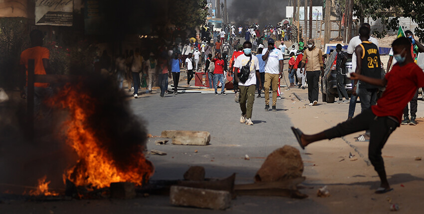 Seçimlerin ertelendiği Senegal'de sokaklar yangın yerine döndü