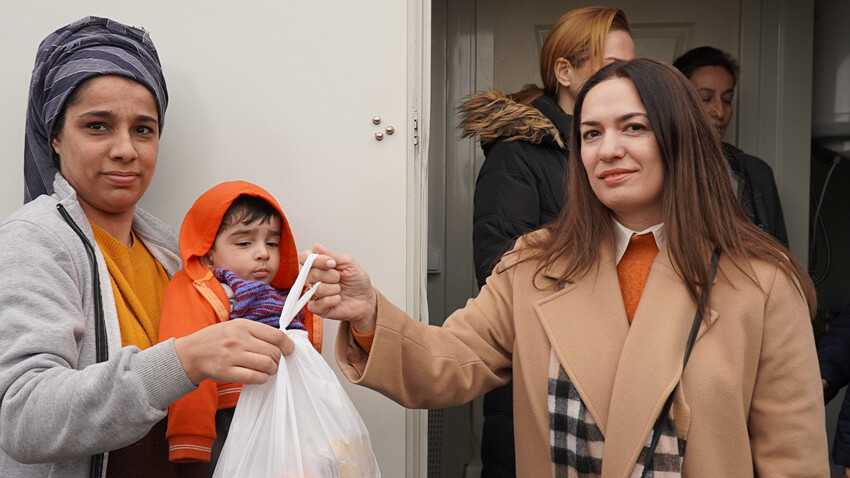 Ünlülerden deprem bölgesine moral ziyareti! ‘Onlar bizi görünce mutlu oluyor’