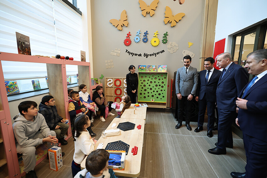 Cumhurbaşkanı Erdoğan depremzedelerle buluştu: Bölge ayağa kalkana kadar dinlenmek yok