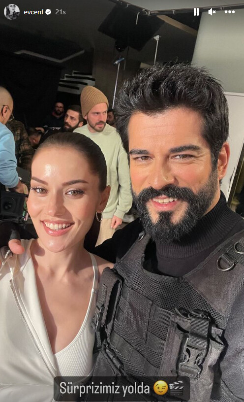 Burak Özçivit ile Fahriye Evcen'den müjde! 'Sürprizimiz yolda' deyip paylaştılar
