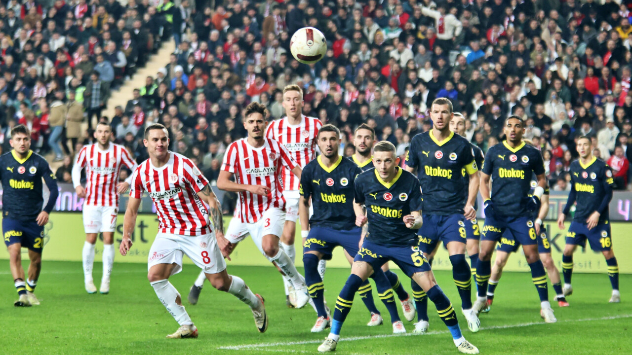 Cengiz Ünder şapkadan tavşan çıkardı olan İrfan Can Kahveci'ye oldu Cengiz Ünder şapkadan tavşan çıkardı olan İrfan Can Kahveci'ye oldu