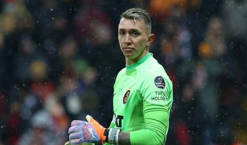 Galatasaray’dan Muslera sürprizi! Gizli anlaşma ortaya çıktı, işte gideceği yeni takımı