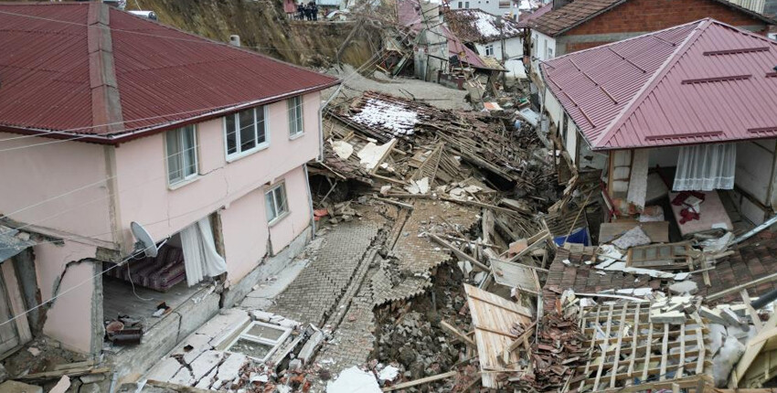 Tokat'ta heyelan köyü ikiye böldü! 900 kişi diken üstünde Tokat'ta heyelan köyü ikiye böldü! 900 kişi diken üstünde