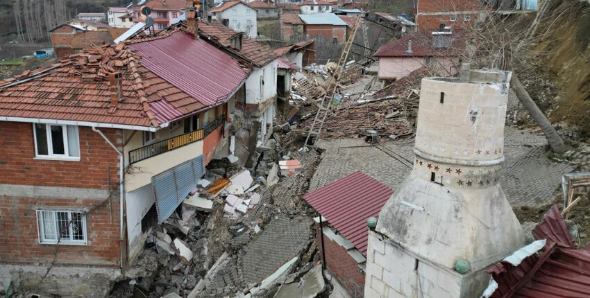 Tokat'ta heyelan köyü ikiye böldü! 900 kişi diken üstünde Tokat'ta heyelan köyü ikiye böldü! 900 kişi diken üstünde