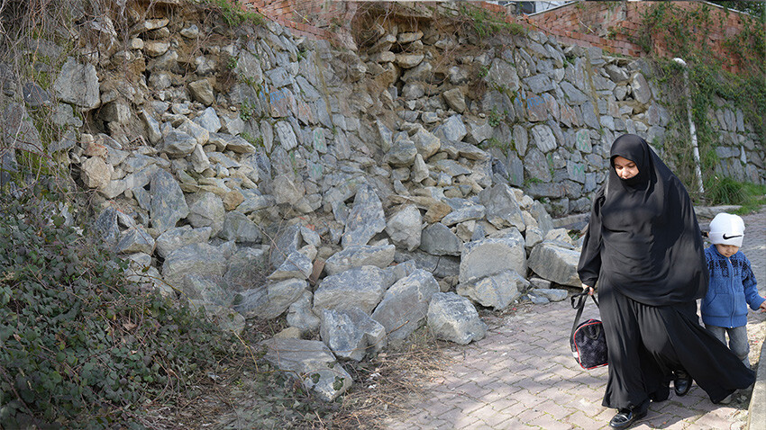 Okul yolunda öğrenci ve velileri korkutan olay! İstinat duvarı bir anda çöktü