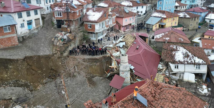 Tokat'ta heyelan köyü ikiye böldü! 900 kişi diken üstünde Tokat'ta heyelan köyü ikiye böldü! 900 kişi diken üstünde