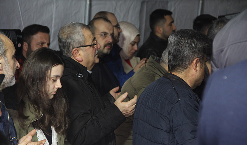 'Asrın felaketi'nde 1 yıl geride kaldı... Hayatını kaybedenler dualarla anıldı 'Asrın felaketi'nde 1 yıl geride kaldı... Hayatını kaybedenler dualarla anıldı