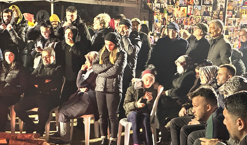 'Asrın felaketi'nde 1 yıl geride kaldı... Hayatını kaybedenler dualarla anıldı 'Asrın felaketi'nde 1 yıl geride kaldı... Hayatını kaybedenler dualarla anıldı