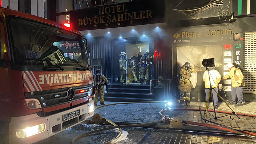 Fatih'te korkutan yangın: Çarşafları birbirine bağlayıp 3. kattan kurtulmaya çalıştı Fatih'te korkutan yangın: Çarşafları birbirine bağlayıp 3. kattan kurtulmaya çalıştı