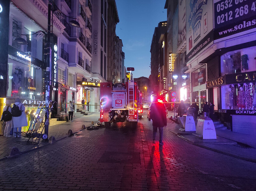 Fatih'te korkutan yangın: Çarşafları birbirine bağlayıp 3. kattan kurtulmaya çalıştı Fatih'te korkutan yangın: Çarşafları birbirine bağlayıp 3. kattan kurtulmaya çalıştı