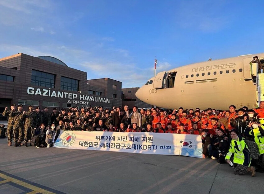 Yaralarımızı birlikte sardık: Dünya, ‘büyük felaket’in ardından Türkiye için seferber oldu Yaralarımızı birlikte sardık: Dünya, ‘büyük felaket’in ardından Türkiye için seferber oldu