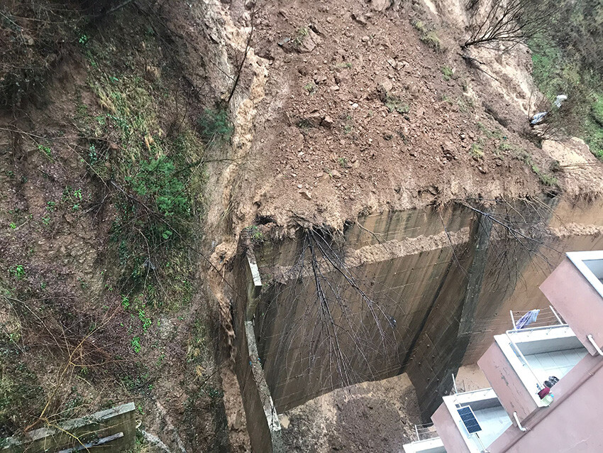 Artvin şiddetli sağanağa teslim! Cemaat camide mahsur kaldı Artvin şiddetli sağanağa teslim! Cemaat camide mahsur kaldı