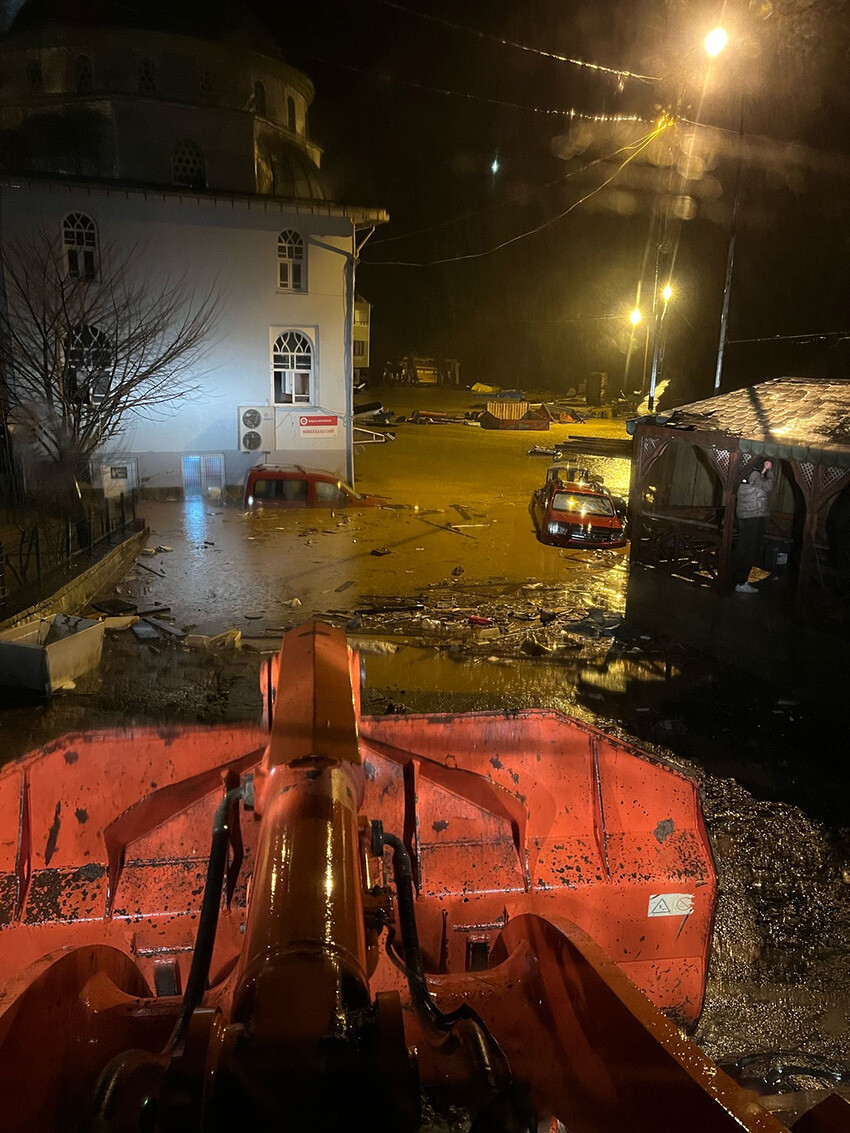 Artvin şiddetli sağanağa teslim! Cemaat camide mahsur kaldı Artvin şiddetli sağanağa teslim! Cemaat camide mahsur kaldı