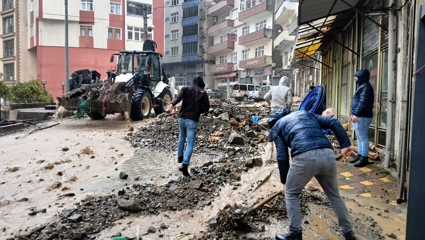 Artvin şiddetli sağanağa teslim! Cemaat camide mahsur kaldı Artvin şiddetli sağanağa teslim! Cemaat camide mahsur kaldı
