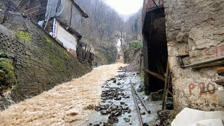 Artvin şiddetli sağanağa teslim! Cemaat camide mahsur kaldı Artvin şiddetli sağanağa teslim! Cemaat camide mahsur kaldı