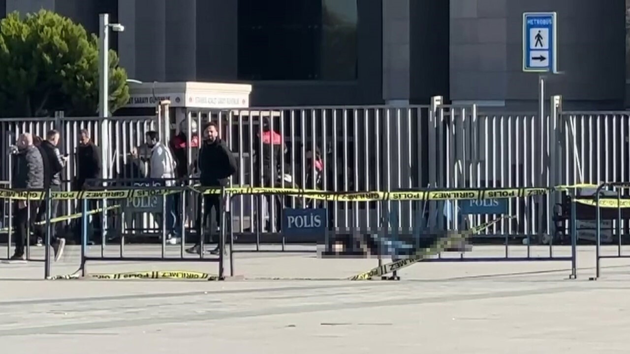 Çağlayan Adliyesi'nde terör saldırısı... 2 DHKP/C'li saldırgan öldürüldü Çağlayan Adliyesi'nde terör saldırısı... 2 DHKP/C'li saldırgan öldürüldü