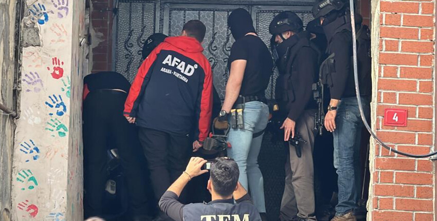 Çağlayan Adliyesi'ndeki saldırının ardından Küçükçekmece'de terör operasyonu! Ekipler ilçeyi ablukaya aldı Çağlayan Adliyesi'ndeki saldırının ardından Küçükçekmece'de terör operasyonu! Ekipler ilçeyi ablukaya aldı