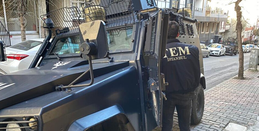 Çağlayan Adliyesi'ndeki saldırının ardından Küçükçekmece'de terör operasyonu! Ekipler ilçeyi ablukaya aldı Çağlayan Adliyesi'ndeki saldırının ardından Küçükçekmece'de terör operasyonu! Ekipler ilçeyi ablukaya aldı