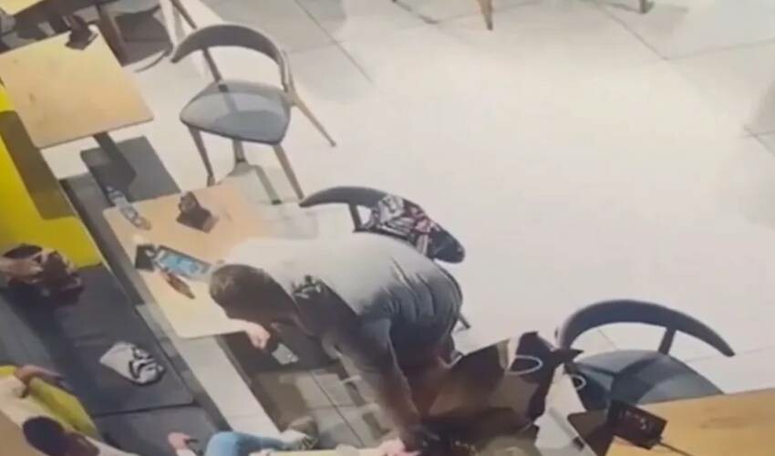 Fenerbahçe’nin eski yıldızı Kızılyıldız'ın eski futbolcusu tarafından bıçaklı saldırıya uğradı! Apar topar hastaneye kaldırıldı Fenerbahçe’nin eski yıldızı Kızılyıldız'ın eski futbolcusu tarafından bıçaklı saldırıya uğradı! Apar topar hastaneye kaldırıldı