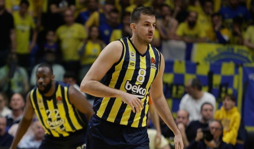 Fenerbahçe’nin eski yıldızı Kızılyıldız'ın eski futbolcusu tarafından bıçaklı saldırıya uğradı! Apar topar hastaneye kaldırıldı Fenerbahçe’nin eski yıldızı Kızılyıldız'ın eski futbolcusu tarafından bıçaklı saldırıya uğradı! Apar topar hastaneye kaldırıldı