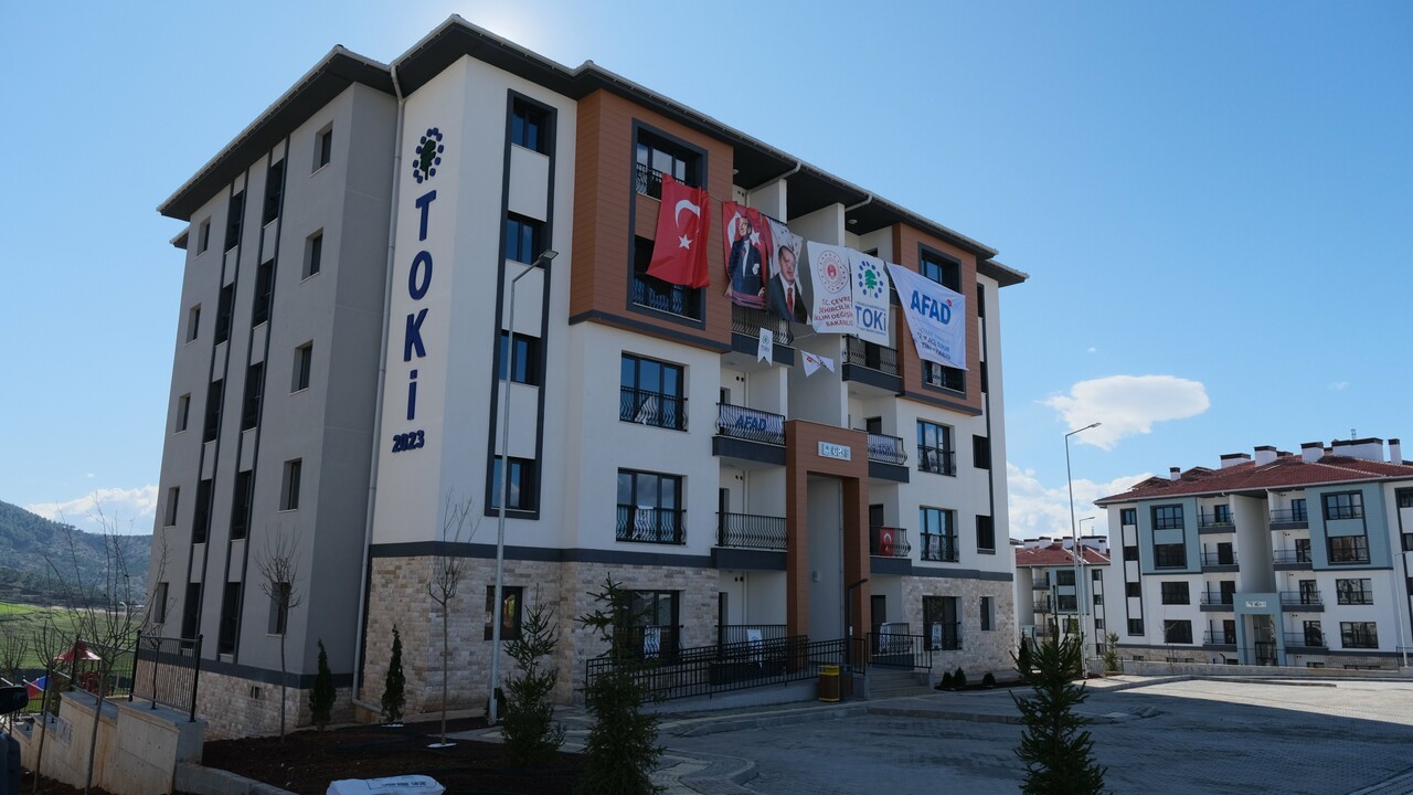 Deprem konutları sahiplerini buldu! Erdoğan: Yıl sonuna kadar 200 bin konut teslim edeceğiz