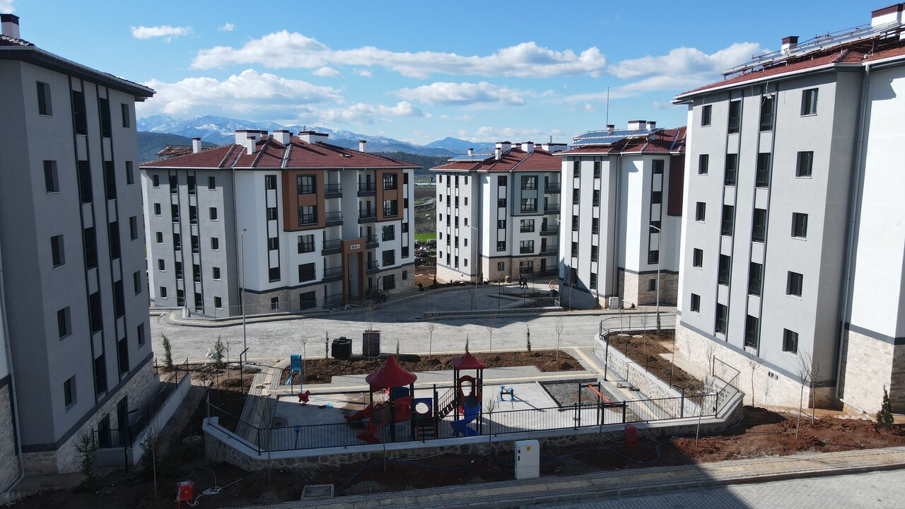 Deprem konutları sahiplerini buldu! Erdoğan: Yıl sonuna kadar 200 bin konut teslim edeceğiz