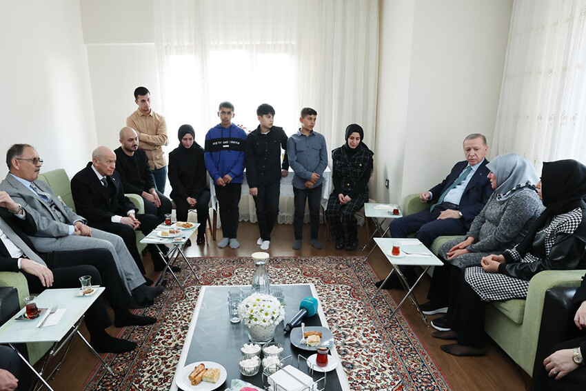 Erdoğan'dan Kahramanmaraş'ta depremzede aileye ziyaret Erdoğan'dan Kahramanmaraş'ta depremzede aileye ziyaret