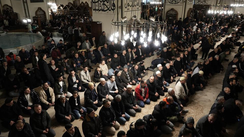 Miraç Kandili yurt genelinde dualarla idrak edildi! Eller semaya depremde hayatını kaybedenler için açıldı Miraç Kandili yurt genelinde dualarla idrak edildi! Eller semaya depremde hayatını kaybedenler için açıldı