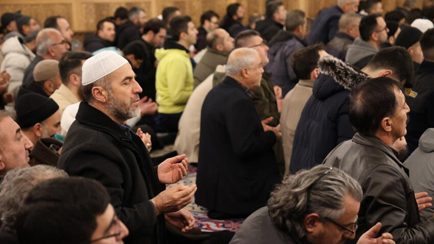 Miraç Kandili yurt genelinde dualarla idrak edildi! Eller semaya depremde hayatını kaybedenler için açıldı Miraç Kandili yurt genelinde dualarla idrak edildi! Eller semaya depremde hayatını kaybedenler için açıldı