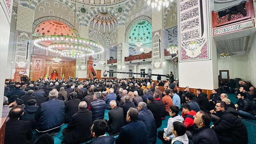 Miraç Kandili yurt genelinde dualarla idrak edildi! Eller semaya depremde hayatını kaybedenler için açıldı Miraç Kandili yurt genelinde dualarla idrak edildi! Eller semaya depremde hayatını kaybedenler için açıldı