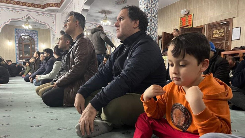 Miraç Kandili yurt genelinde dualarla idrak edildi! Eller semaya depremde hayatını kaybedenler için açıldı Miraç Kandili yurt genelinde dualarla idrak edildi! Eller semaya depremde hayatını kaybedenler için açıldı