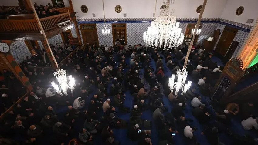 Miraç Kandili yurt genelinde dualarla idrak edildi! Eller semaya depremde hayatını kaybedenler için açıldı Miraç Kandili yurt genelinde dualarla idrak edildi! Eller semaya depremde hayatını kaybedenler için açıldı