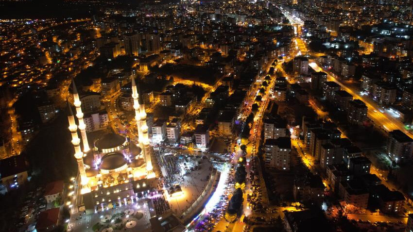 Miraç Kandili yurt genelinde dualarla idrak edildi! Eller semaya depremde hayatını kaybedenler için açıldı Miraç Kandili yurt genelinde dualarla idrak edildi! Eller semaya depremde hayatını kaybedenler için açıldı