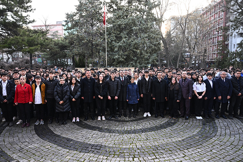Okullarda '6 Şubat' anması: Hayatını kaybedenler için 1 dakikalık saygı duruşu Okullarda '6 Şubat' anması: Hayatını kaybedenler için 1 dakikalık saygı duruşu
